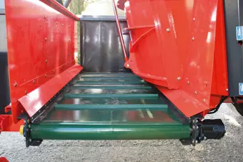 Photo du tapis transversal de la mélangeuse traînée EUROMIX 3 CL