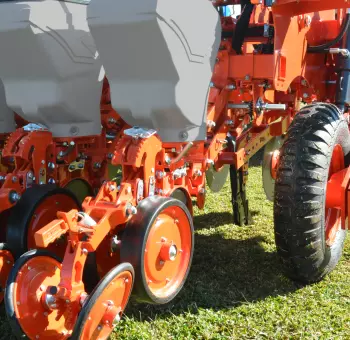 Foto com detalhe do rodado lateral em vista traseira.