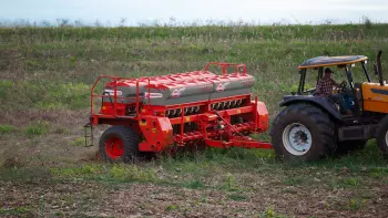 Vista lateral da semeadora mecânica SDM com destaque para os conjuntos de reservatórios.