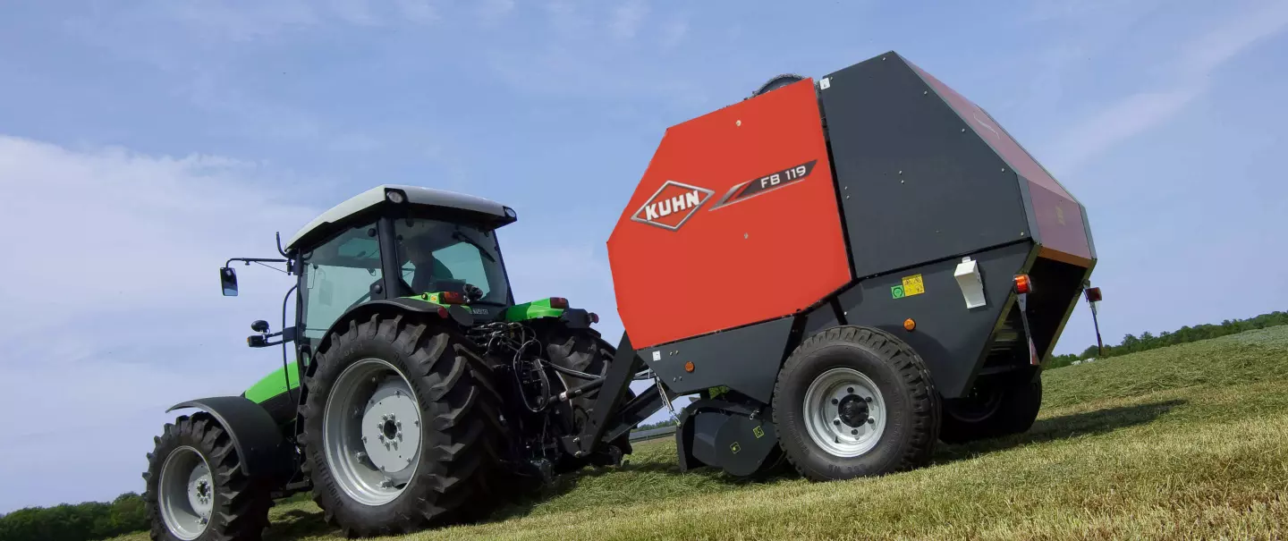 Enfardamento KUHN FB119 sob um céu azul