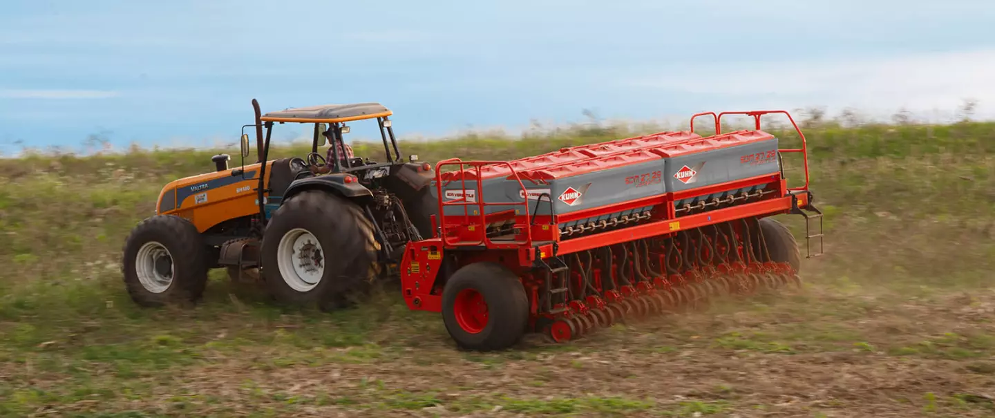 Semeadora mecânica SDM em posição de transporte trafegando por uma estrada.
