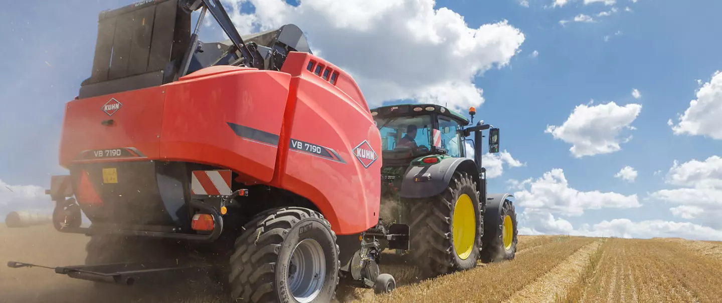 Rundballenpresse KUHN VB 7100 im Einsatz.