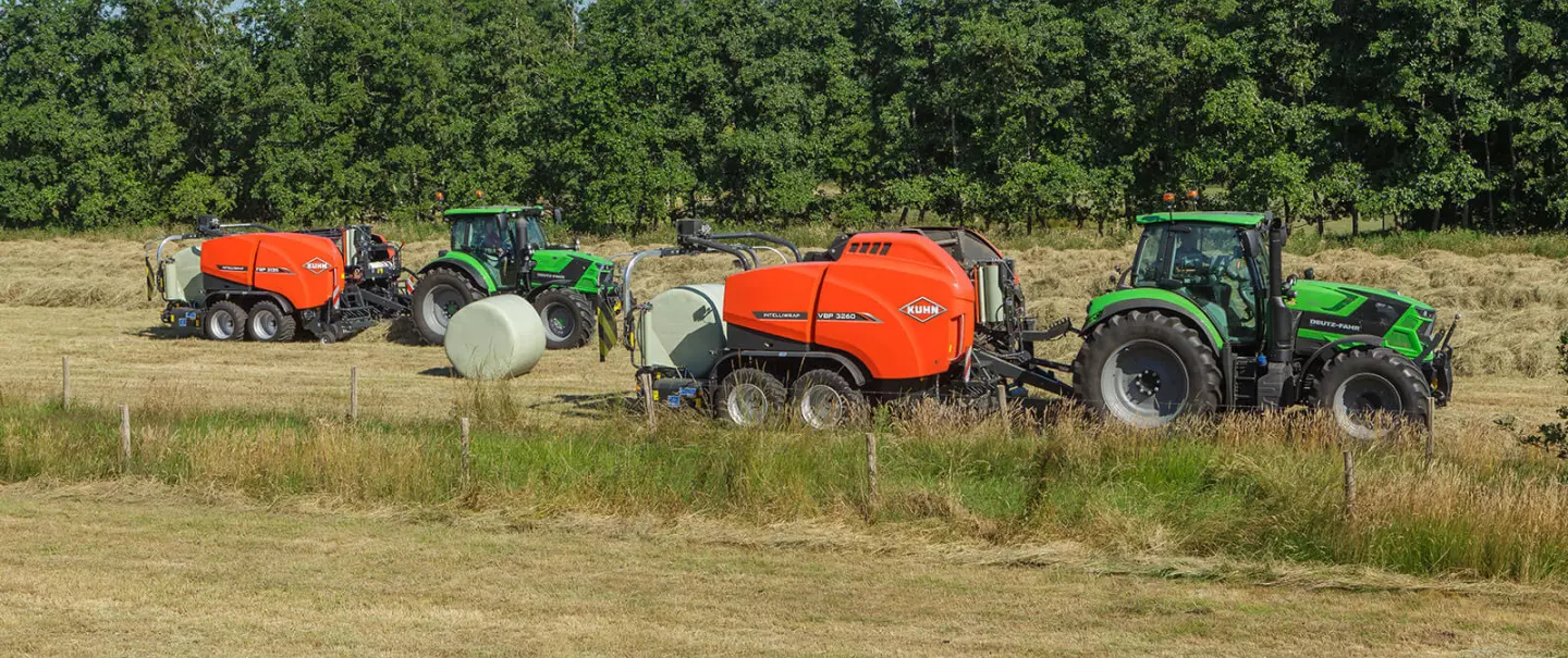 Enfardadoras-empacotadoras combinadas KUHN VBP 3260 e FBP 3135 enfardando juntas no campo