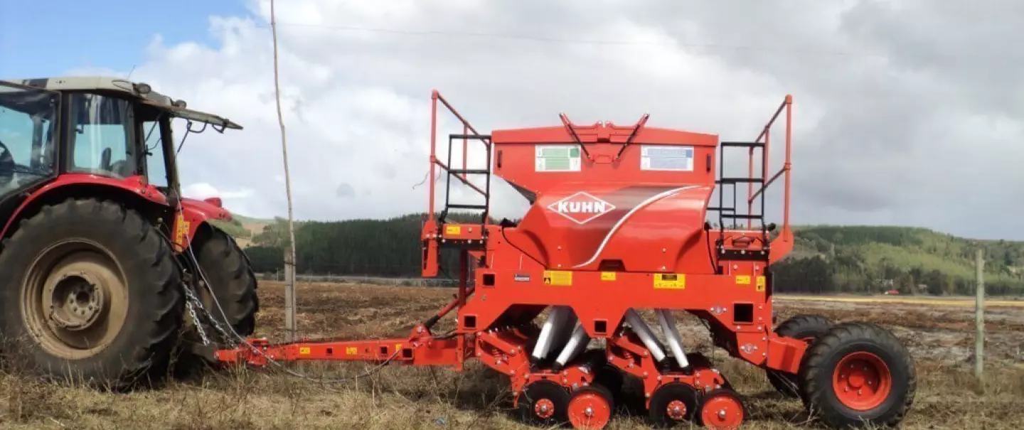 Vista lateral da SDE em posição de trabalho rebocada pelo trator