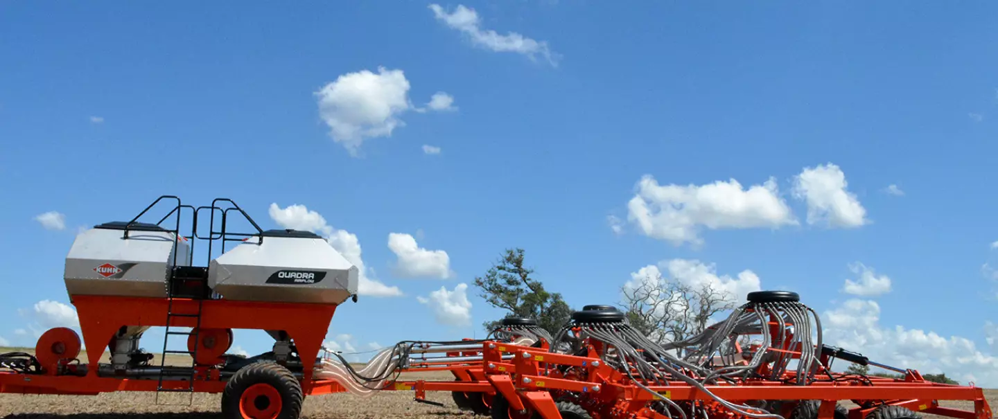 Vista lateral da semeadora pneumática Quadra em posição de trabalho.