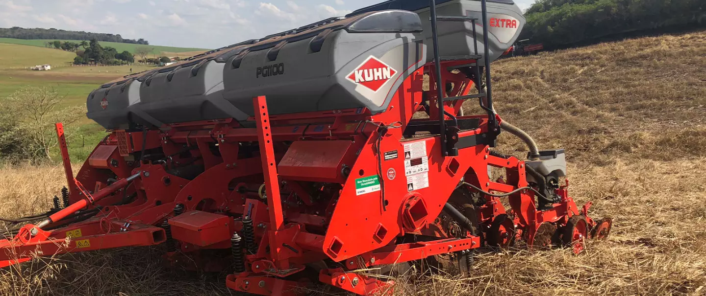 Vista frontal lateral com ênfase no chassi.