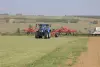 Photo de l'andaineur à quatre rotors GA 13031 au travail dans une prairie
