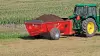 SL 110 totalmente carregado com esterco em um campo.