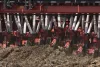Detalhes dos compactadores em trabalho da semeadora mecânica ORIZA transpondo uma taipa.